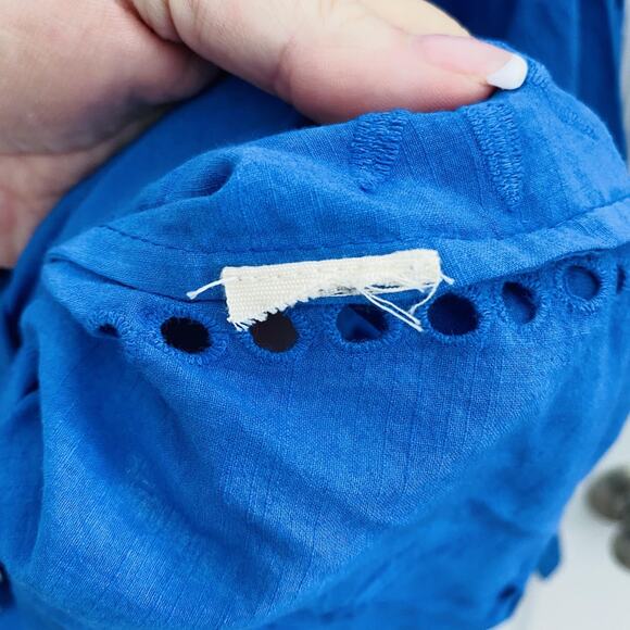 Forever That Girl Shirt Womens Small Linen Blue Eyelet Lace Embroidered Pearl - Picture 3 of 5